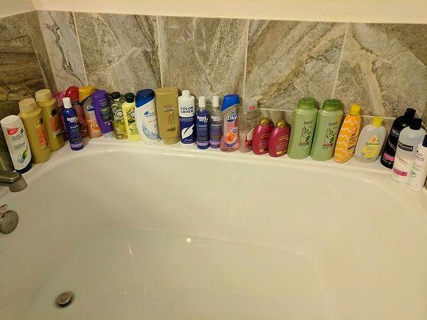 9. "Eşim asla şampuan veya duş jelini bitirmez. Ama yenilerini almaya devam eder. İşte banyomuzun en son hali..."