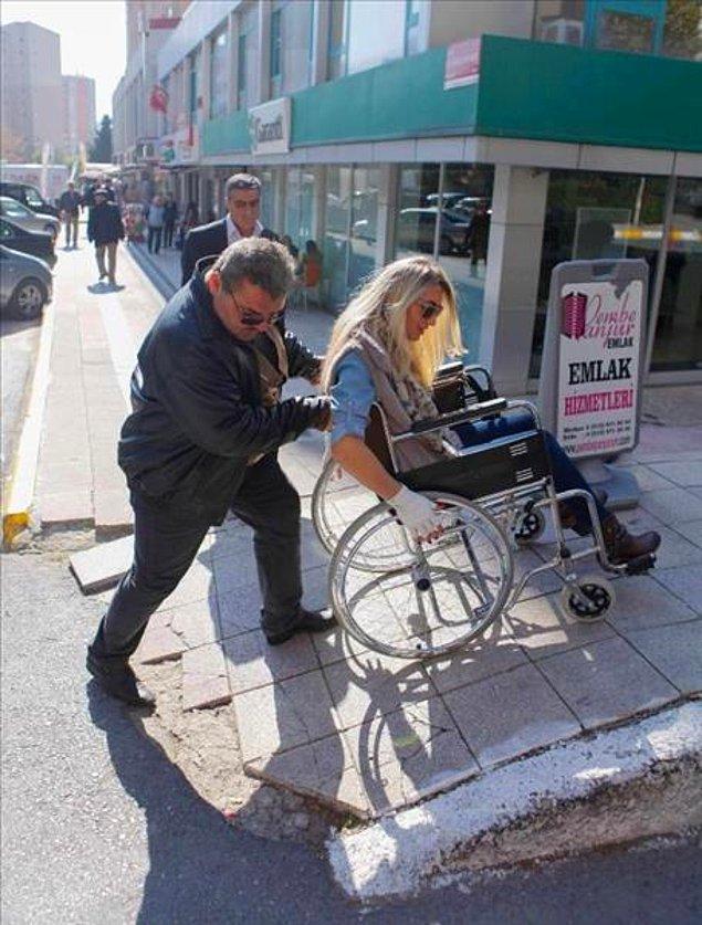 Tekerlekli sandalyeyle toplu taşıma kullandı, kaldırımların durumunu gözlemledi ve vatandaşların nabzını yokladı.