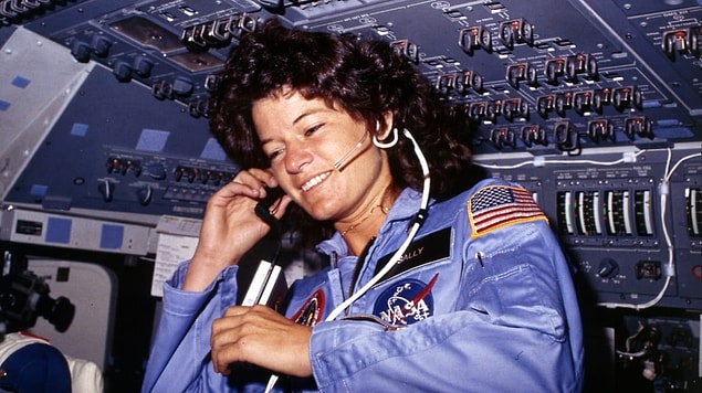 26 Mayıs 1951’de dünyaya gelen Sally Ride’ın annesi bir müşavir, babası ise siyaset bilimleri profesörüydü. Her ne kadar ailesi siyasete yakın olsa da Sally fizikle haşır neşir olmayı tercih etmişti.