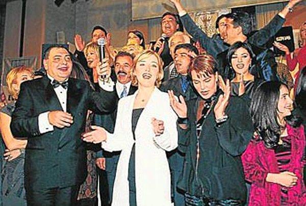 Ardından Reha Muhtar'ın teklifiyle tüm sanatçılar sahneye çıkarak hep birlikte "Bir Başkadır Benim Memleketim" şarkısını söylemeye başladılar.