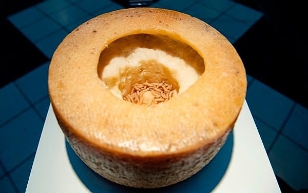 10. Касу марцу - нелегальный сыр, который делают из овечьего молока.