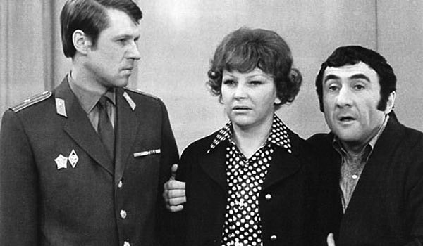 7. Какого героя не было в компании ведущих следствие "знатоков"?