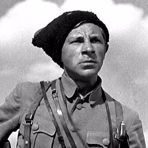 10. Как отвечает кино-Чапаев, когда его спрашивают, за кого он, за большевиков аль за коммунистов?