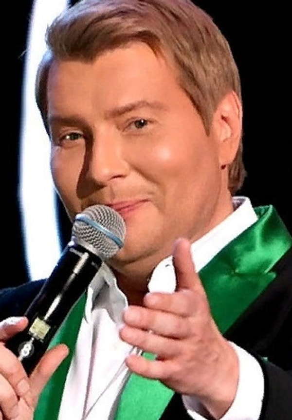 Его подбородок то провисает, то вновь становится гладким и ровным.