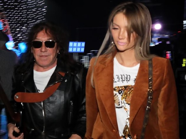 С Екатериной, кстати, Владимир развелся и выбрал себе новую избранницу — Светлану Карпухину. Девушка младше артиста на 37 лет.