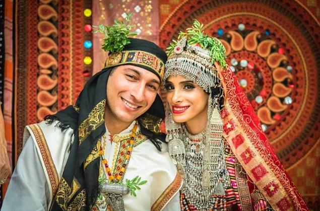 2. Yemen'deki gelinler, düğünlerde genellikle altın rengi elbise ve altın veya gümüş takılar takarlar.