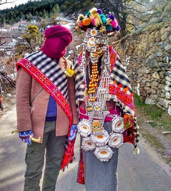 3. Hindistan'ın Cemmu ve Keşmir bölgesinde yapılan düğünlerde gelinler; gümüş zincirlerle yapılmış peçe, büyük kolye ve Budist tılsımı takarlar.