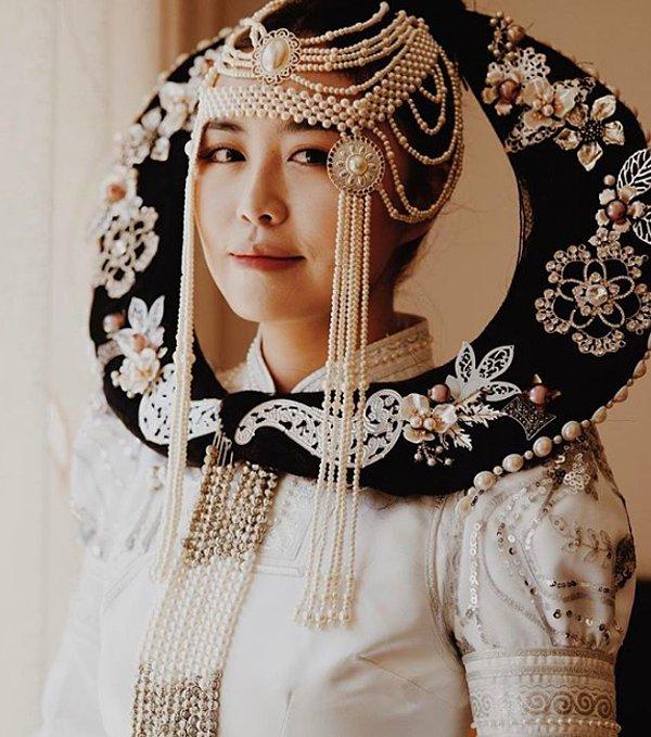 4. Orta Asya'daki Moğol gelinler, yüzyıllardan beri düğünlerinde "deel" adı verilen desenli elbise giyer.