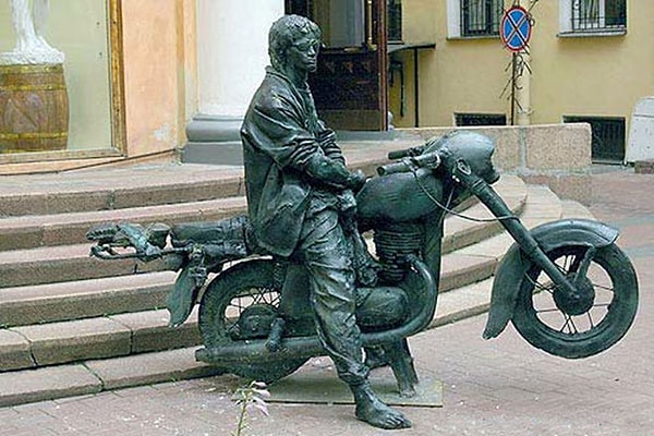17. Самый известный памятник музыканту находится на Невском проспекте в Санкт-Петербурге