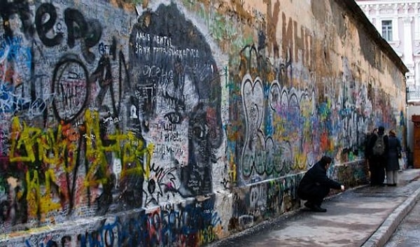 22. Самая известная стена Виктора Цоя находится на углу улицы Арбат с Кривоарбатским переулком