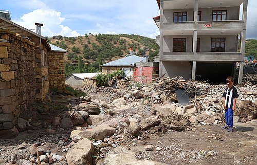 Konya'daki Sel Felaketinde Meskenini Kaybeden Mehmet Dedenin Gözyaşları: 'Alt Katta Erzak Vardı, Sel Aldı Gitti'