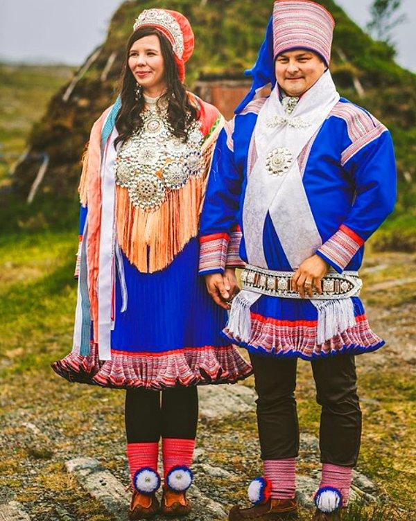 8. Norveç'teki geleneksel düğün kıyafetleri "bunad" olarak bilinir ve kötü ruhları kovduğuna inanılan gümüş detaylar içerir.