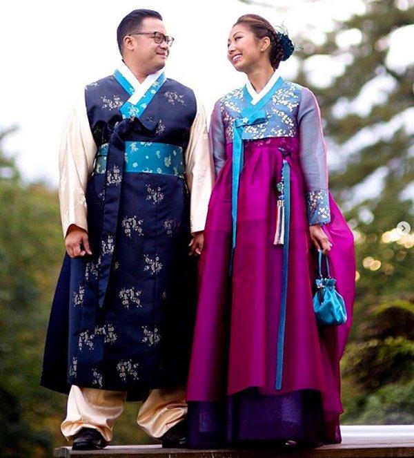 13. Güney Kore'de, gelinler "hanbok" isimli uzun yıllardır geleneklerini temsil eden sade kesimli ve canlı renkli elbise giyerler.