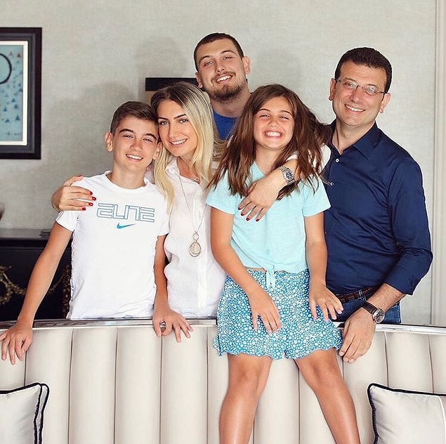 Yalnız fotoğraflarda Ekrem İmamoğlu yerine daha çok dikkat çeken bir birey vardı. İmamoğlu ailesinin en büyük çocuğu Mehmet Selim İmamoğlu.