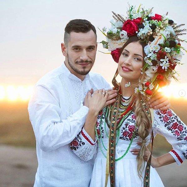 21. Ukraynalı gelinlerin düğün kıyafetleri genellikle, gençlik ve güzellikle bağdaştırılan renkli çiçek nakışlı elbiselerden oluşur.