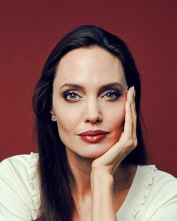 Hollywood yıldızı Angelina Jolie, yılların eskitemediği bir yüz. Güzelliği, muhteşem oyunculuğu ve yardımseverliğiyle gönlümüzde taht kuruyor.