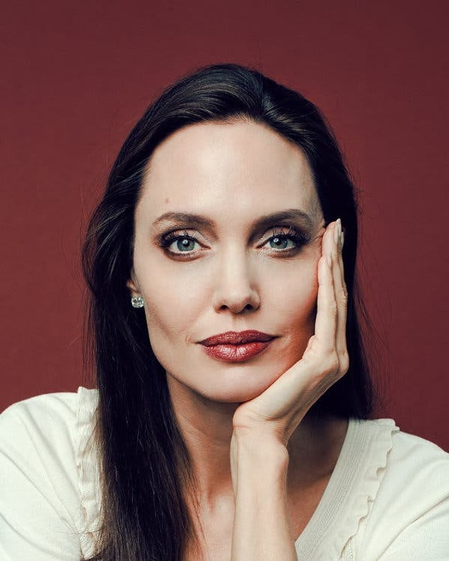 Hollywood yıldızı Angelina Jolie, yılların eskitemediği bir yüz. Güzelliği, muhteşem oyunculuğu ve yardımseverliğiyle gönlümüzde taht kuruyor.