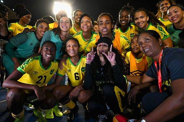 Takımın en büyük destekçisi olan Marley, Jamaika'nın Reggae Kızlar olarak bilinen kadın milli futbol takımının FIFA Dünya Kadınlar Kupasına ilk defa katılarak Brezilya'ya karşı 3-0 kaybettikleri maçı izleyenler arasındaydı.