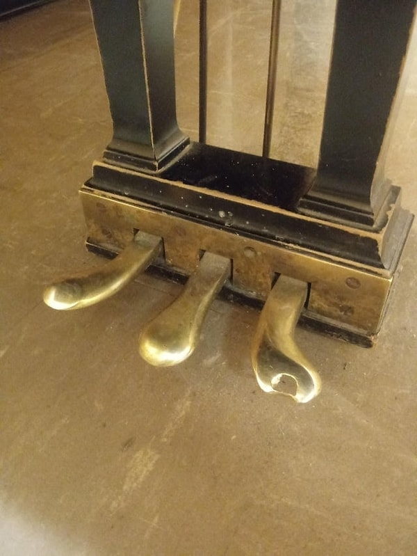 9. Педали школьного пианино, одна из которых стерлась со временем