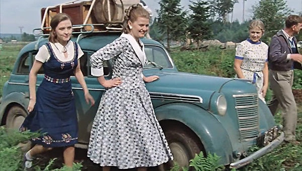 5. Где встретились герои Алексея Баталова и Веры Алентовой в фильме «Москва слезам не верит»?