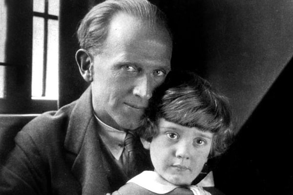 2. Кто проживал рядом с табличкой «Посторонним В.» в сказке Милна?