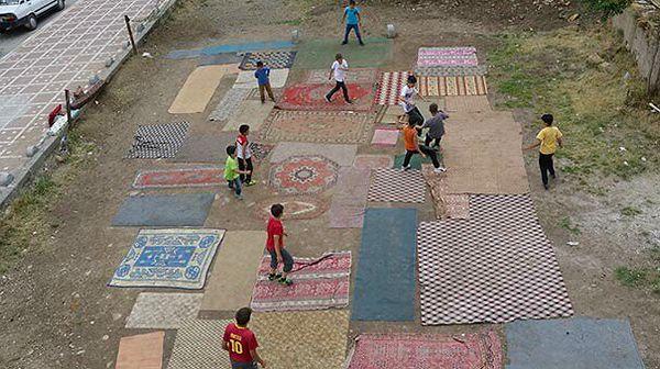 Yozgat'ta yaz tatilinin bitmesini fırsat bilen bir grup arkadaş mahallelerindeki boş araziye bir futbol sahası yapmaya karar verdi.