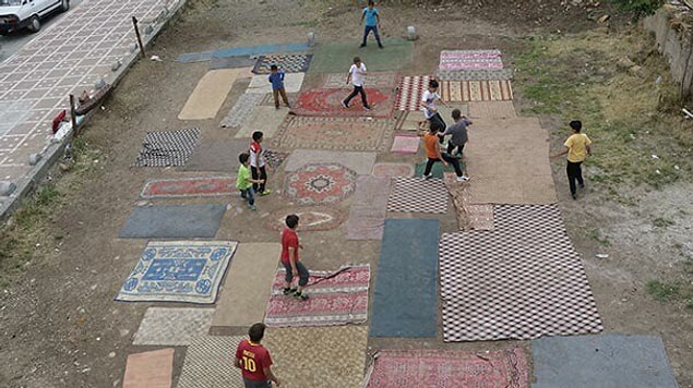 Yozgat'ta yaz tatilinin bitmesini fırsat bilen bir grup arkadaş mahallelerindeki boş araziye bir futbol sahası yapmaya karar verdi.