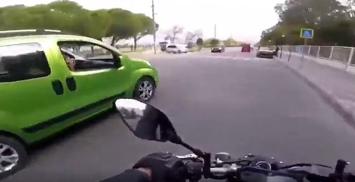 Trafikte Magandalık Yapan Motosikletliyi Öve Öve Bitiremeyen Gençlerin Nazarı Fena Değdi!