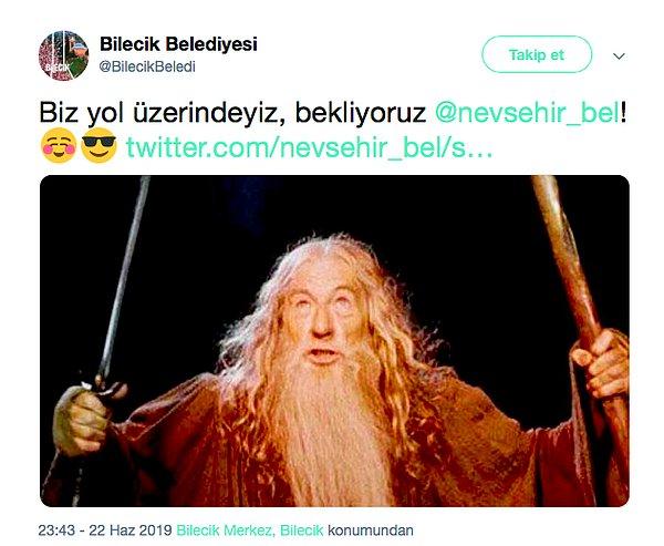Bu tweet'e sessiz kalamayan Bilecik Belediyesi de Yüzüklerin Efendisi filminden Gandalf karakterinin fotoğrafını paylaşarak hazır beklediklerini söyledi. 🤣 Ve sonrasında olaylar başladı.