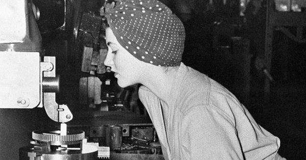 Bu fotoğraftaki kadın “Rosie the Riveter” yani “Perçinci Rosie” olarak biliniyor. Asıl ismi Naomi Parker Fraley. Kendisi 1921'de doğmuş ve ailesi Pearl Harbor Baskını’nın gerçekleştiği zamanlarda Kaliforniya’ya bağlı olan Alameda’ya taşınmış.
