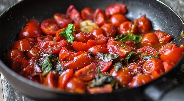 Rüyada pişmiş domates görmek iki farklı şekilde yorumlanır.