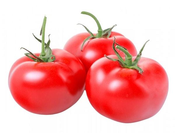 Rüyasında kırmızı domates görmek ise yüklü ziynet eşyasına yorulur. Değerli eşyalara delalet edilen kırmızı domates, hayırlara yorulur.