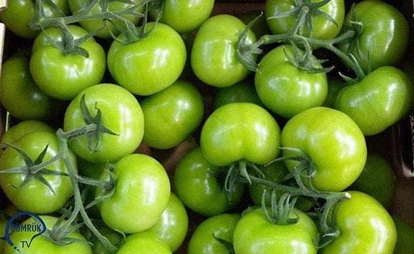 Rüyada yeşil ve ekşi domates görmek iyiye yorulmaz. Ancak diğer bir tabire göre de yeşil domates kazanca yorulur.