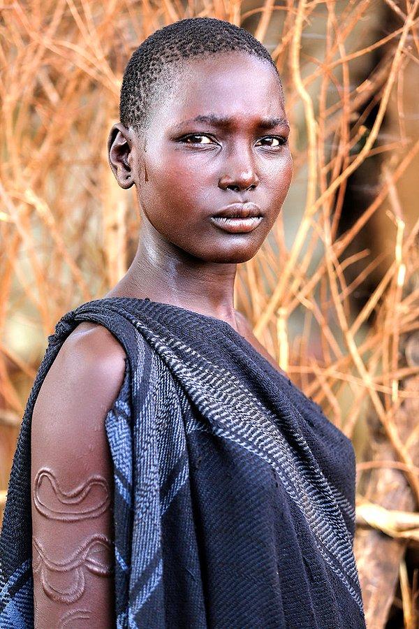Bodili bir kadın; Mago Nehri, Debub Omo, Güney Ulusları ve Halkları Bölgesi/Etiyopya