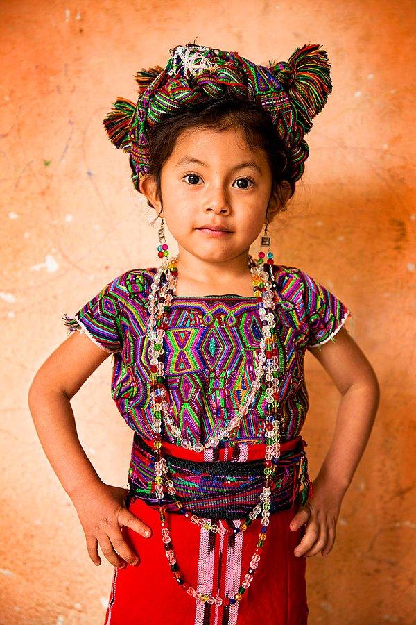 Ixil halkından bir kız çocuğu; Quiche/ Guatemala
