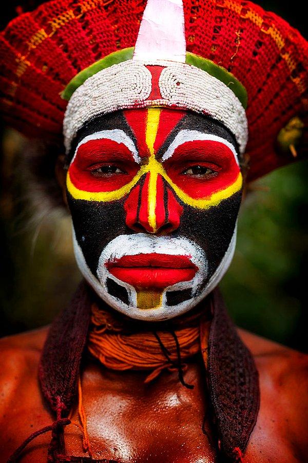 Papualı bir kadın; Tambul/ Papua Yeni Gine