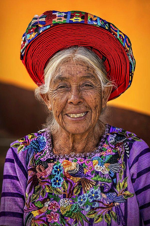 Tzutuhil halkından bir kadın; Atitlan Gölü/ Guatemala Yaylaları