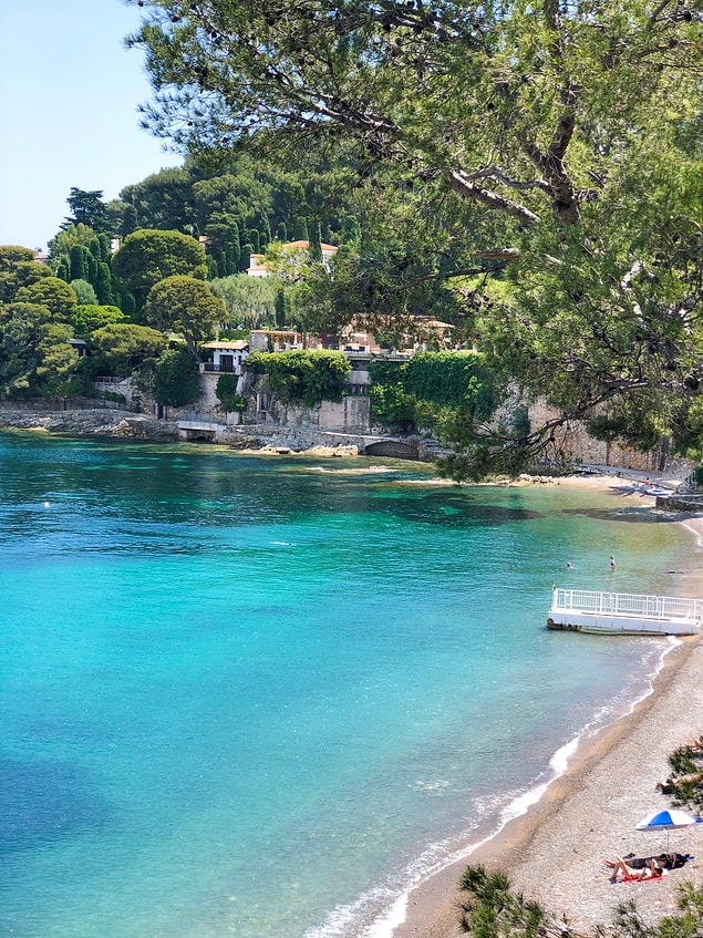 Cap Ferrat’ın lüks otellerinde konaklamanın en keyifli yanı her anınıza eşlik eden bu inanılmaz manzara.