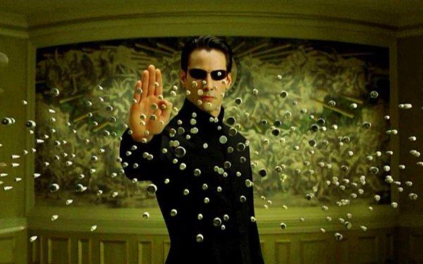 Artık herkesin aşina olduğu ve Reeves'in kariyerinde başka bir kült olarak yer aldığı Matrix...