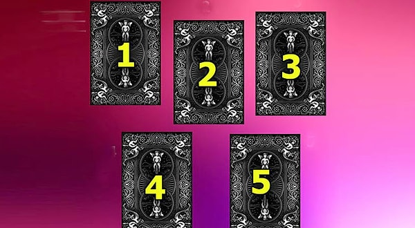 Отвлекитесь от дел, успокойте ум и выберите ту карту Таро, которая «смотрит» на вас: