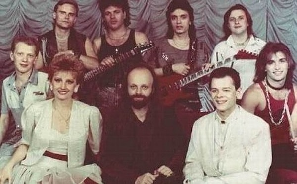 6. Вспомните название группы, образованной незадолго до распада Советского Союза, которая исполнила такие хиты, как "Ах, какая женщина!" и "Больно мне, больно".