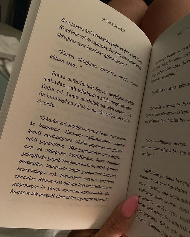 "Arkadaşlar kitabı ben yazmadım çok başarılı editörlerimiz yazdı. Ben hayatımı onlara anlattım. Sonra editörlerimizin isimlerini söylerim. Çok sevgiler yolluyorum onlara. Sanırım yanlış anlaşılıyor ben edebiyatçıyım da demedim."