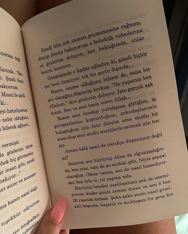 Kitaptan dikkat çekici bazı cümlelere göz atalım hadi birlikte. Mesela "Bazen seni bırakıp yurt dışına gittiğim, iş görüşmelerine koşturduğum, arkadaşlarımla buluştuğum için özür dilerim ama mutlu bir anne olup seni mutlu enerjilerle sarmak için her şey"