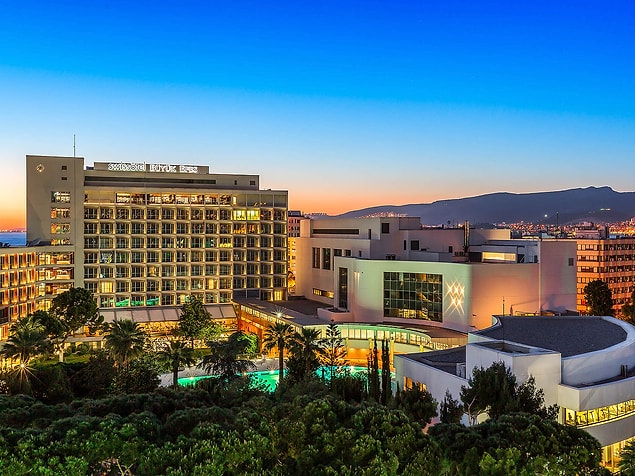 5. Kordon’a yürüme mesafesindeki konumu, son teknolojilerle donatılmış odaları ve özel tasarlanmış suitleriyle mükemmel bir İzmir deneyimini ayaklarınıza seren Swissôtel Büyük Efes,