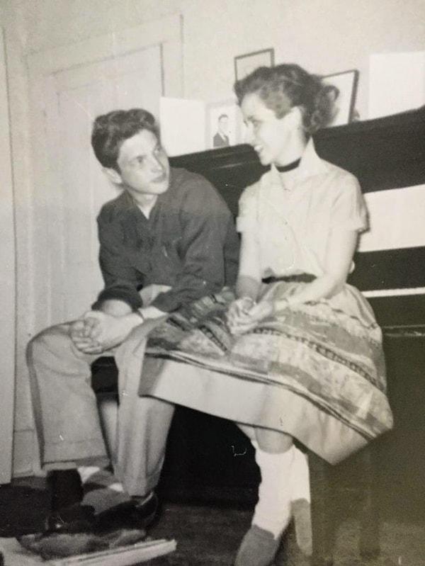 9. “Annem ve babam, yıl 1955. Bu, ilk buluşmalarından önce annemin evinde çekildi. 60 yıl evli kaldılar.”