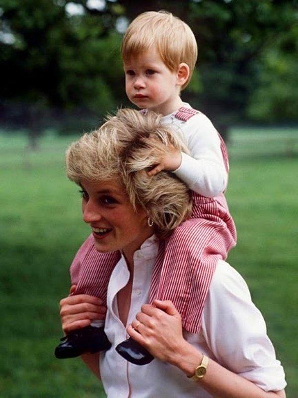 Annesine oldukça düşkün bir çocukmuş William Mountbatten-Windsor.