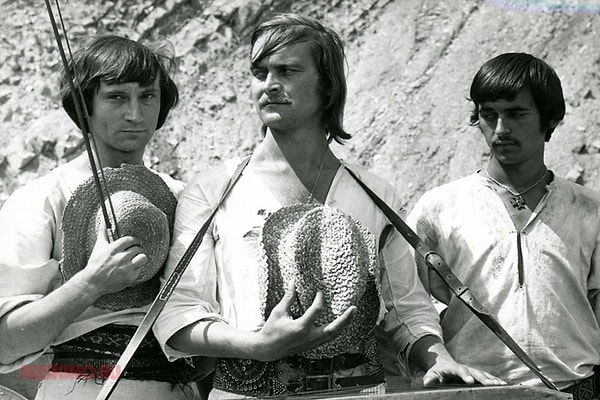 3. А вспомните, кто был режиссером фильма «Белая птица с черной отметиной»?