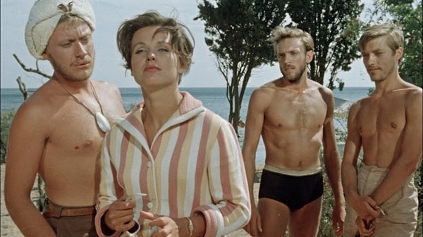 10. Какой актер не играл в комедии Генриха Оганесяна "Три плюс два"?