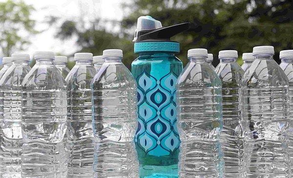 Pet şişede su kullanımını bırakarak yerine taşınabilir mataralar koymak, plastikten arınmak da hiç fena olmaz gibi.