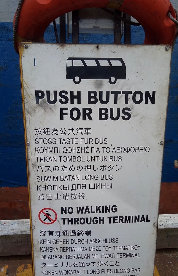 33. Где-то в Австралии: "Нужен автобус? Жмы кнопкы сющай!"